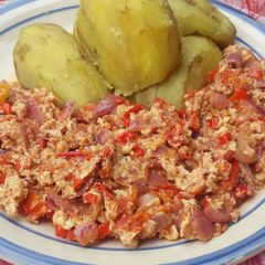 A picture of Boiled sweet potatoes with egg sauce.