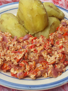A picture of Boiled sweet potatoes with egg sauce.
