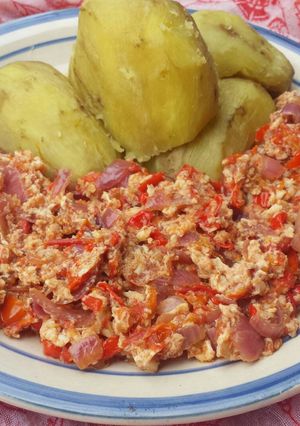 A picture of Boiled sweet potatoes with egg sauce.