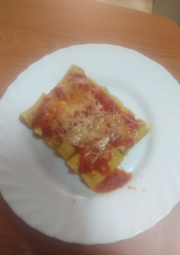 Una foto de Minicanelones rellenos de pollo asado, carne picada y huevo duro