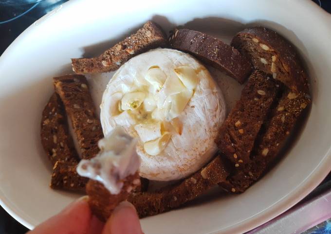 Камамбер, запечённый с чесноком и гренками