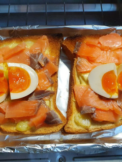 起司洋蔥煙燻鮭魚佐溏心蛋吐司 的食譜成品照片