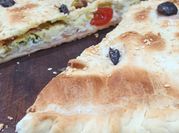 Una foto de tarta cherry y albahaca