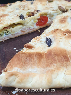 Una foto de 🍅🧀🌱Tarta Caprese con porchetta, piñones y pistachos 🇮🇹