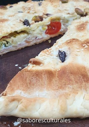 Una foto de 🍅🧀🌱Tarta Caprese con porchetta, piñones y pistachos 🇮🇹