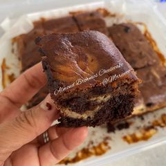 A picture of Almond Brownies Cheesecake.