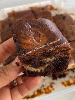 A picture of Almond Brownies Cheesecake.