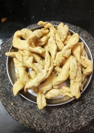વણેલા ગાંઠિયા (Vanela Ganthiya Recipe In Gujarati) રેસીપી મુખ્ય ફોટો