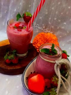 स्ट्रॉबेरी शेक (strawberry shake recipe in hindi) रेसिपी मुख्य फोटो
