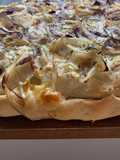 Fugazzeta con mix de cebollas y queso parmesano rallado