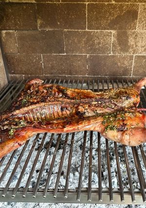 Una foto de Lechón a la parrilla