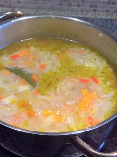 Una foto de Caldo de verduras básico