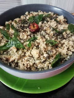 தினை அரிசி கருப்பு உளுத்தம் பருப்பு சாதம் (Thinai arisi karuppu uluthu satham recipe in tamil) செய்முறை முக்கிய புகைப்படம்