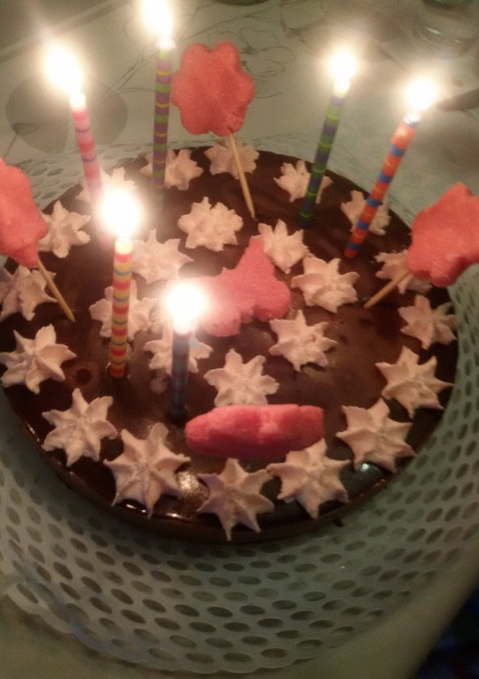 Una foto de Tarta mousse de chocolate y nata rosa con thermomix