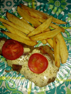 Una foto de Milanesa napolitana, tomate y papas fritas.🙌