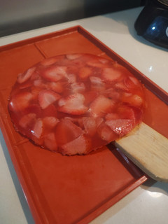 Una foto de Relleno para torta. Gelatina con frutilla, de agar agar