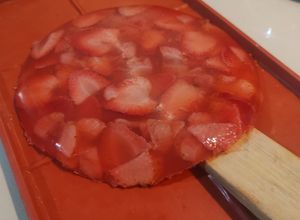 Una foto de Relleno para torta. Gelatina con frutilla, de agar agar
