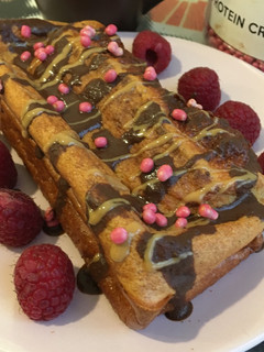 Una foto de Bizcocho fit de plátano y naranja. Con chocolate y peanut butter