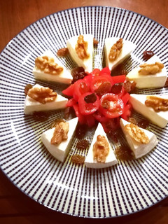Una foto de Queso fresco con tomatitos cherry y frutos secos