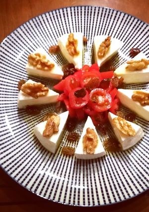 Una foto de Queso fresco con tomatitos cherry y frutos secos