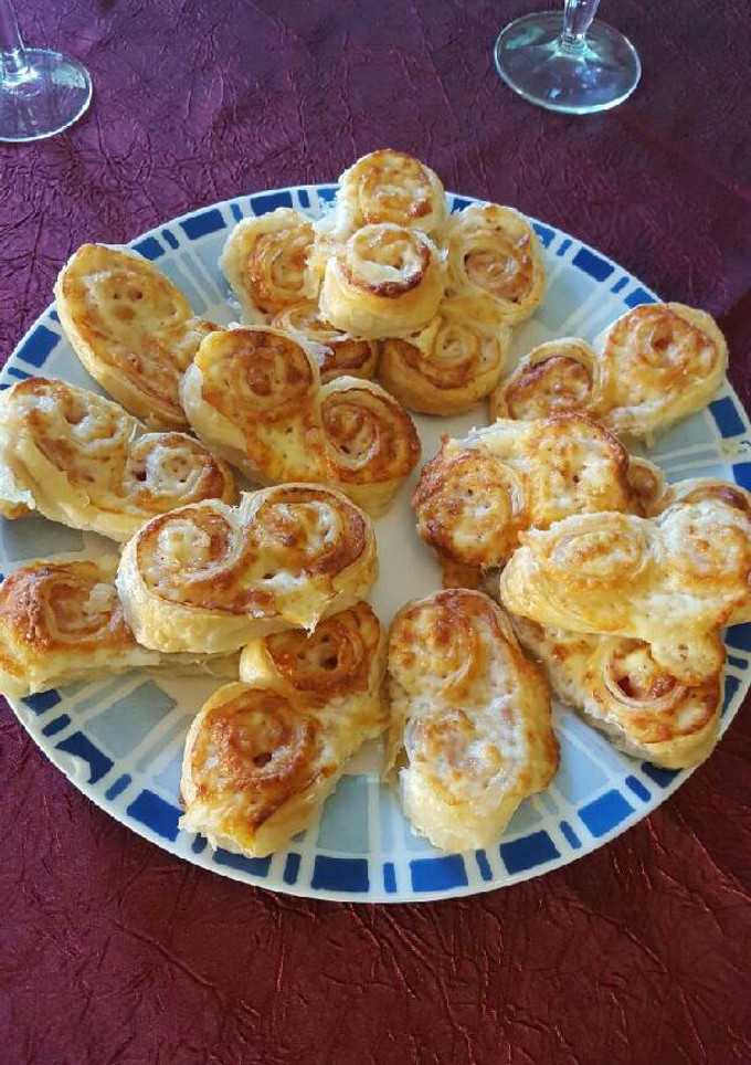 Una foto de 38 Palmeras de jamón y queso