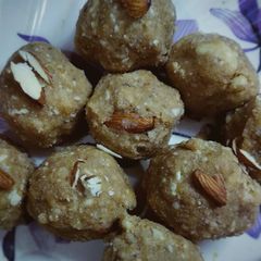 A picture of Besan laddoo.