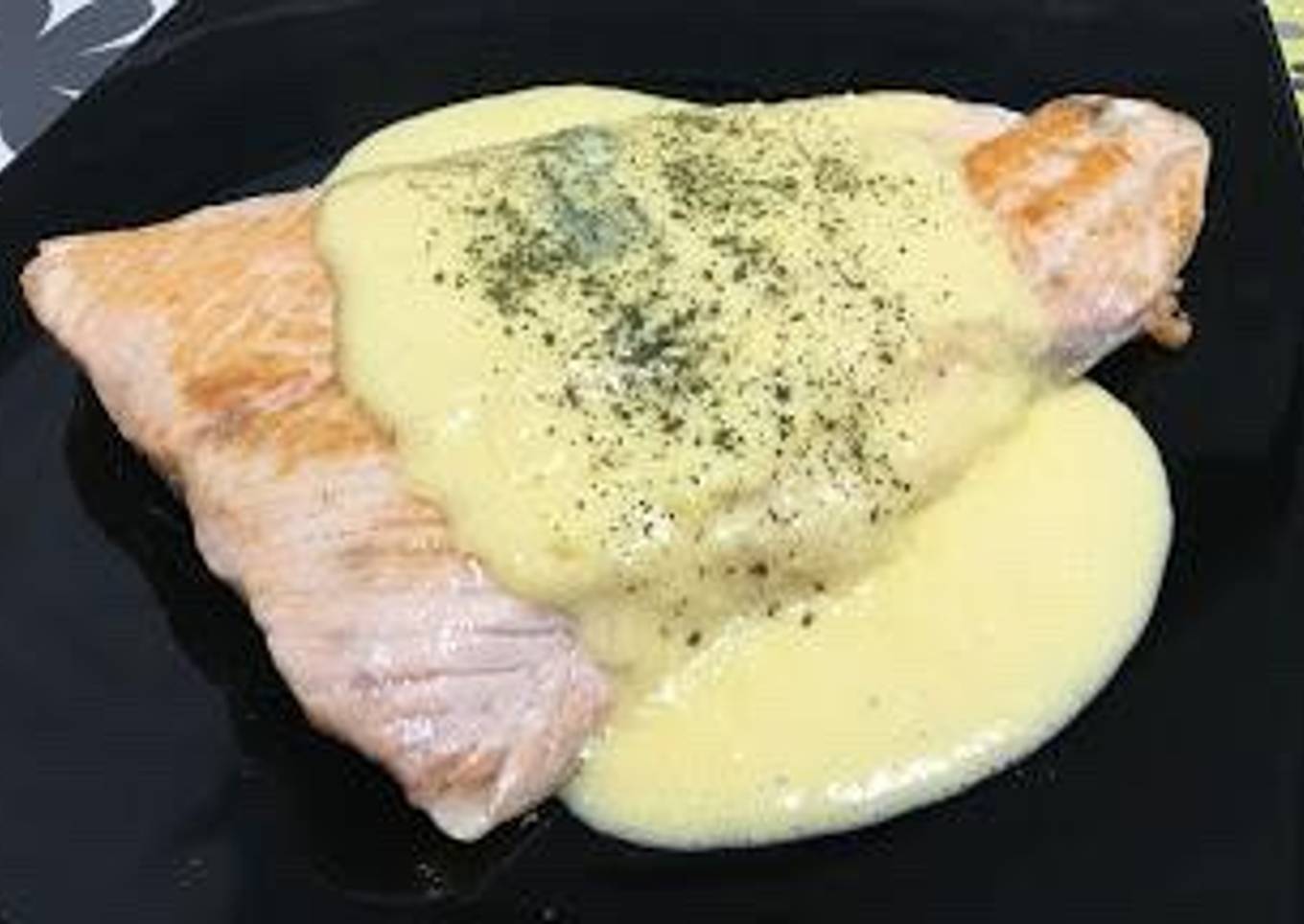 Salmón a la plancha con salsa holandesa