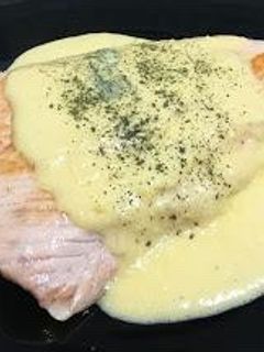 Una foto de Salmón a la plancha con salsa holandesa