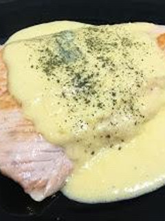 Una foto de Salmón a la plancha con salsa holandesa
