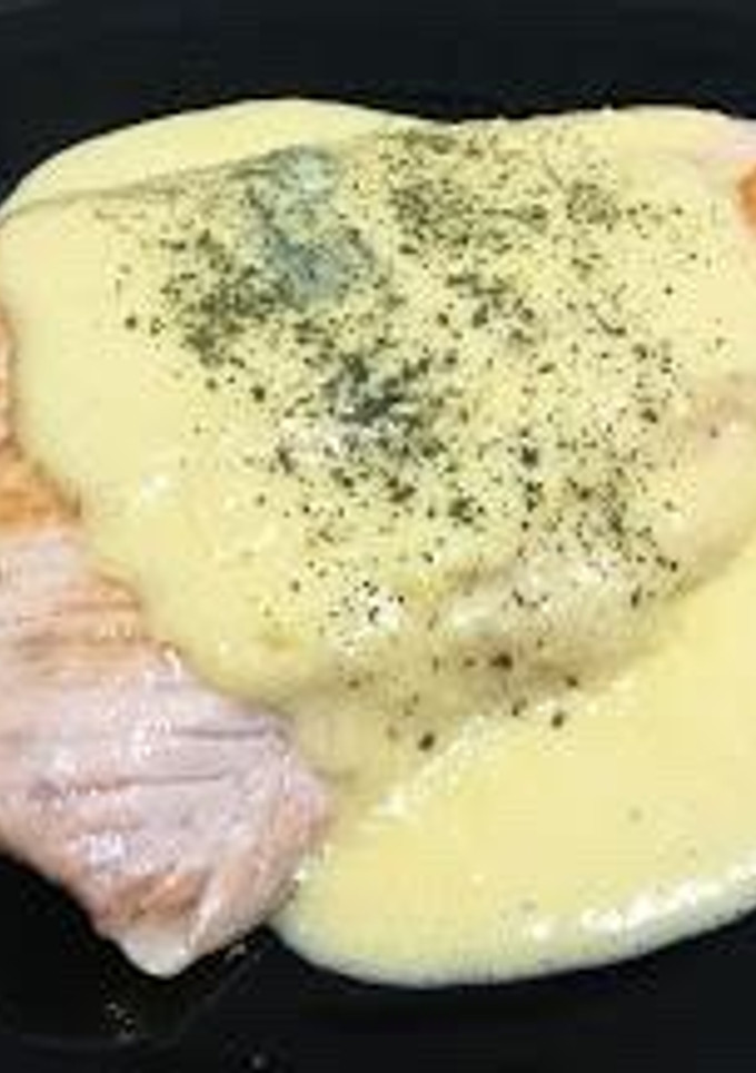Una foto de Salmón a la plancha con salsa holandesa
