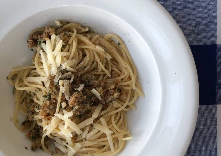 Spagetti med brødkrumme og ansjoser