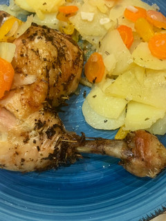 Una foto de Pollo al horno con guarnición