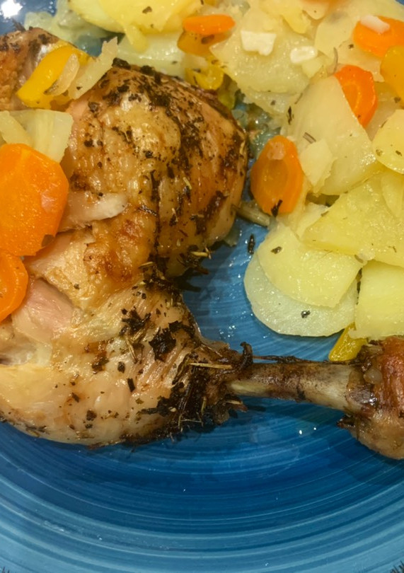 Una foto de Pollo al horno con guarnición