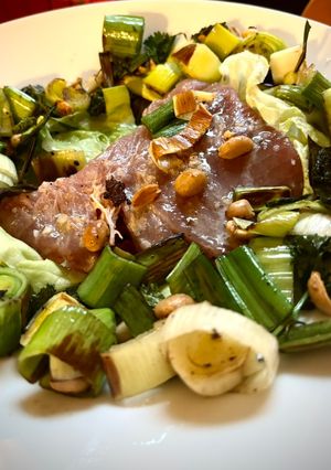 Une photo de Thon cru sur salade