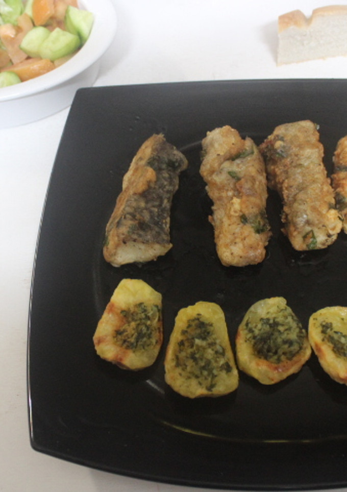 Una foto de Bacalao rebozado con patatas al microondas