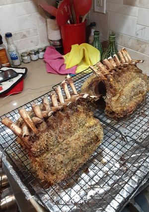 Una foto de COSTILLAR DE CORDERO ASADO. JON STYLE