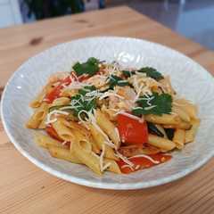 Una foto de Pasta con pollo, calabacín y tomate