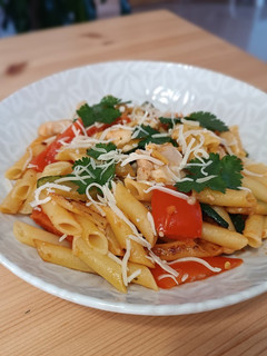 Una foto de Pasta con pollo, calabacín y tomate