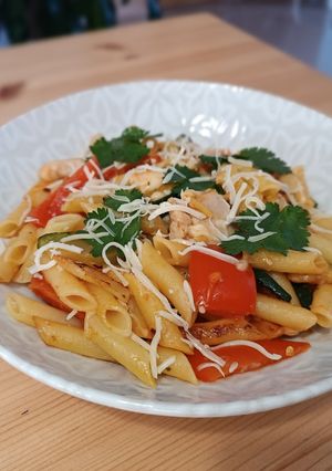Una foto de Pasta con pollo, calabacín y tomate