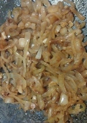 Una foto de Ensalada de cebollas doradas amieladas al disco