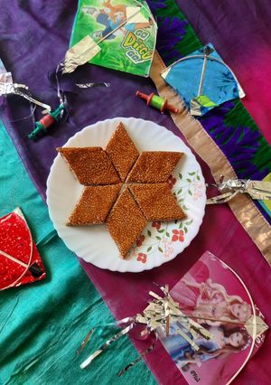 તલ ની ચીકી (Til Chiki Recipe In Gujarati) રેસીપી મુખ્ય ફોટો