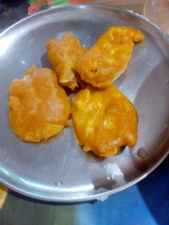 வாழைக்காய் உருளை பஜ்ஜி (Vaazhaikaai urulai bajji recipe in tamil) செய்முறை முக்கிய புகைப்படம்