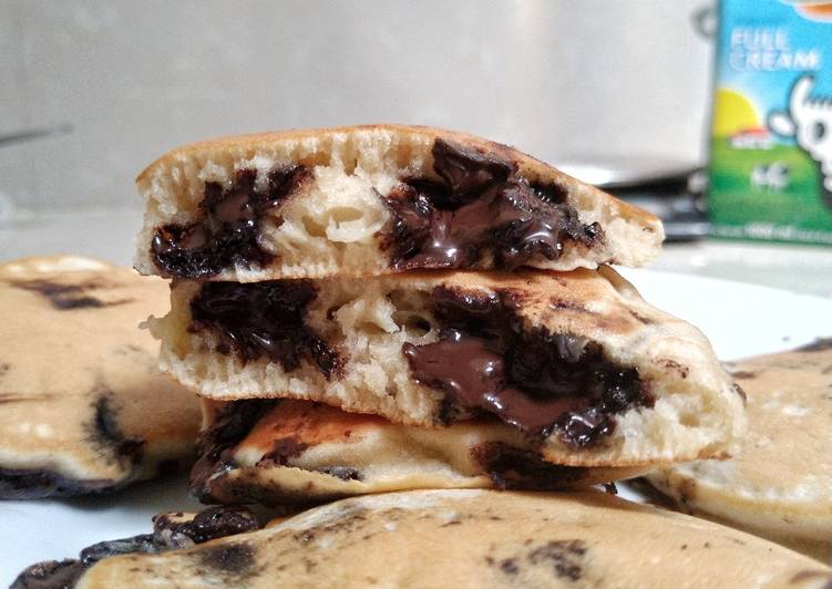 makanan Pancake with Banana and Chocolate Chunks yang Sempurna