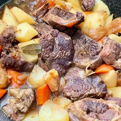 A picture of Chinese-Style Braised Beef Tendon and Shank Stew (柱侯蘿蔔炆牛筋腩).