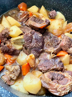 A picture of Chinese-Style Braised Beef Tendon and Shank Stew (柱侯蘿蔔炆牛筋腩).