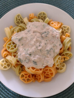 Una foto de Pasta con Crema de atún con albahaca