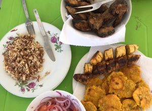 Una foto de Almuerzo con pescado Mero mucho colorido y unos deliciosos patacones