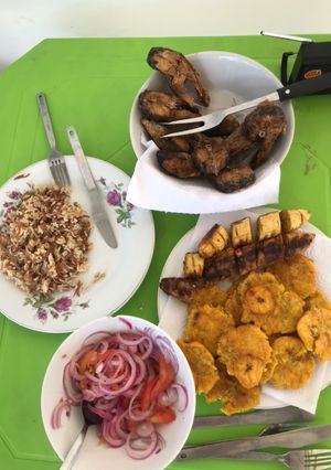 Una foto de Almuerzo con pescado Mero mucho colorido y unos deliciosos patacones