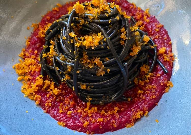Simple Way to Prepare Super Quick Homemade Spaghetti al nero di seppia con bottarga su crema di barbabietola rossa