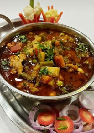 व्हेज कुर्मा करी... (veg kurma curry recipe in marathi) रेसिपी चे मुख्य फोटो 